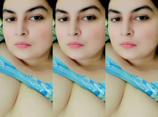 Desi lady showing boobs and pussy